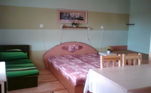 izba č.5 so spoločnou kuchynkou na poschodí