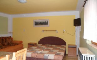 izba č.6 so spoločnou kuchynkou na poschodí 